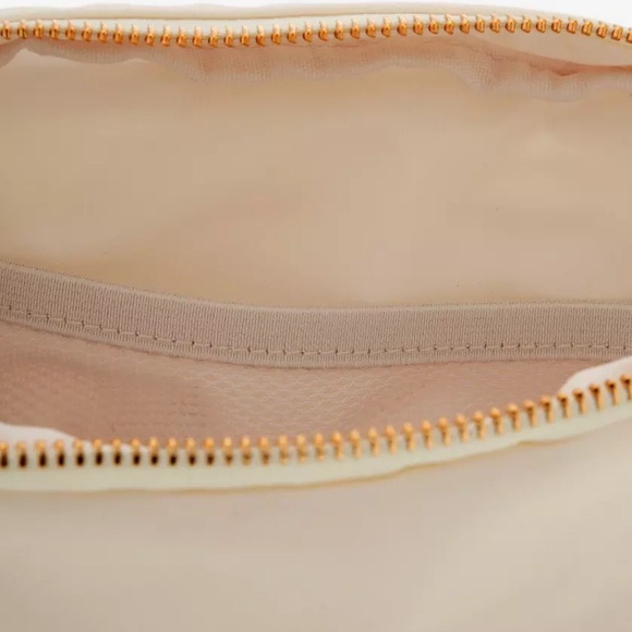 🎄Sale! Disney Winnie the Pooh Fanny pack new with tags! - Picture 3 of 6